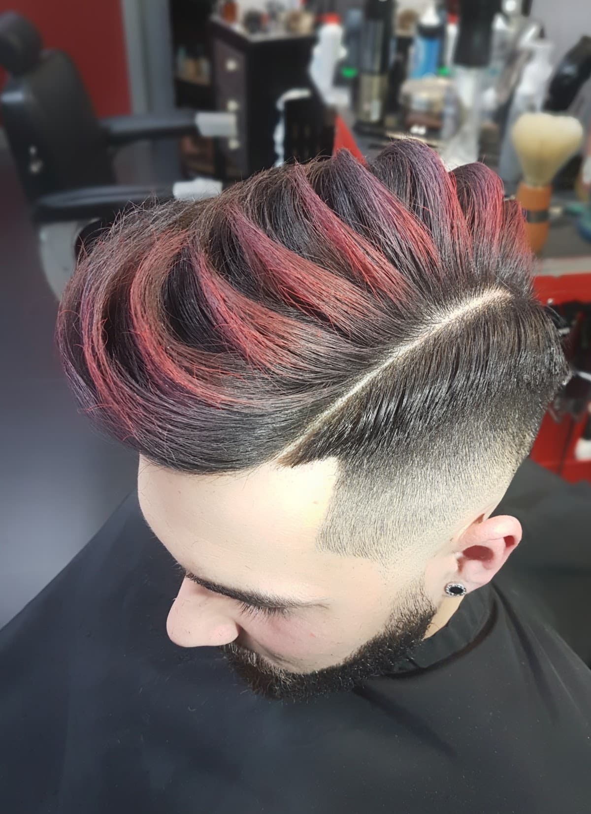 Detalle de corte de pelo con degradado y mechas de color en SCR Barber, Tarragona