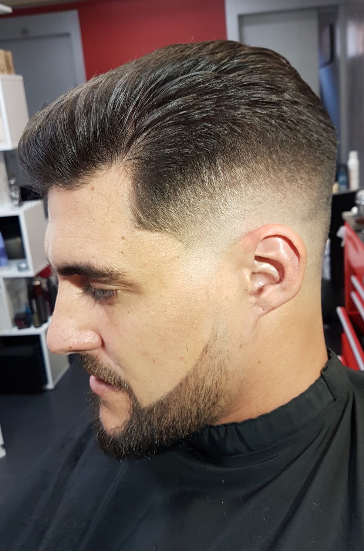 Perfil de un corte fade con línea de contorno definida a navaja en SCR Barber