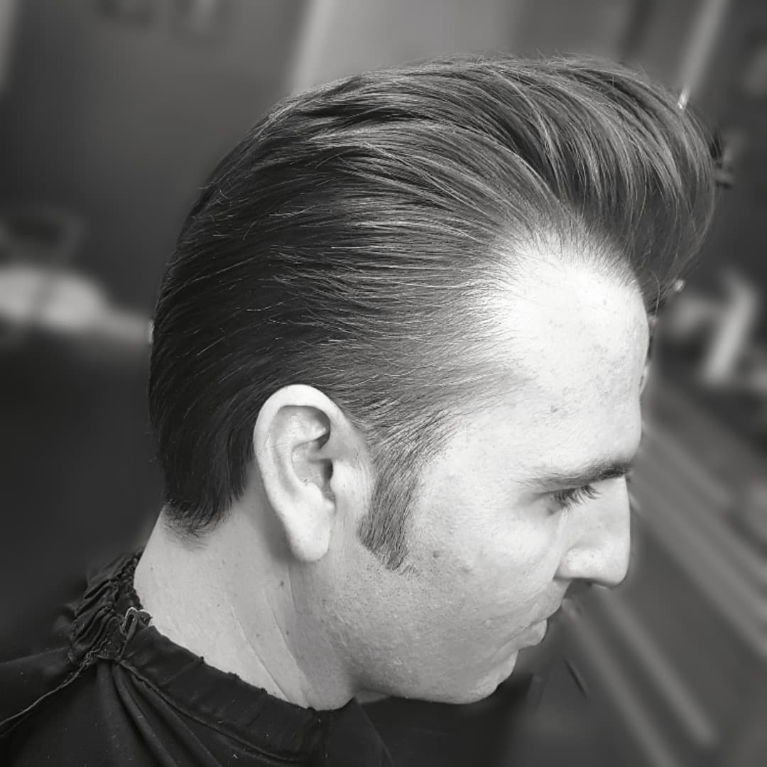 Retrato en blanco y negro de un peinado tipo tupé recién terminado en SCR Barber