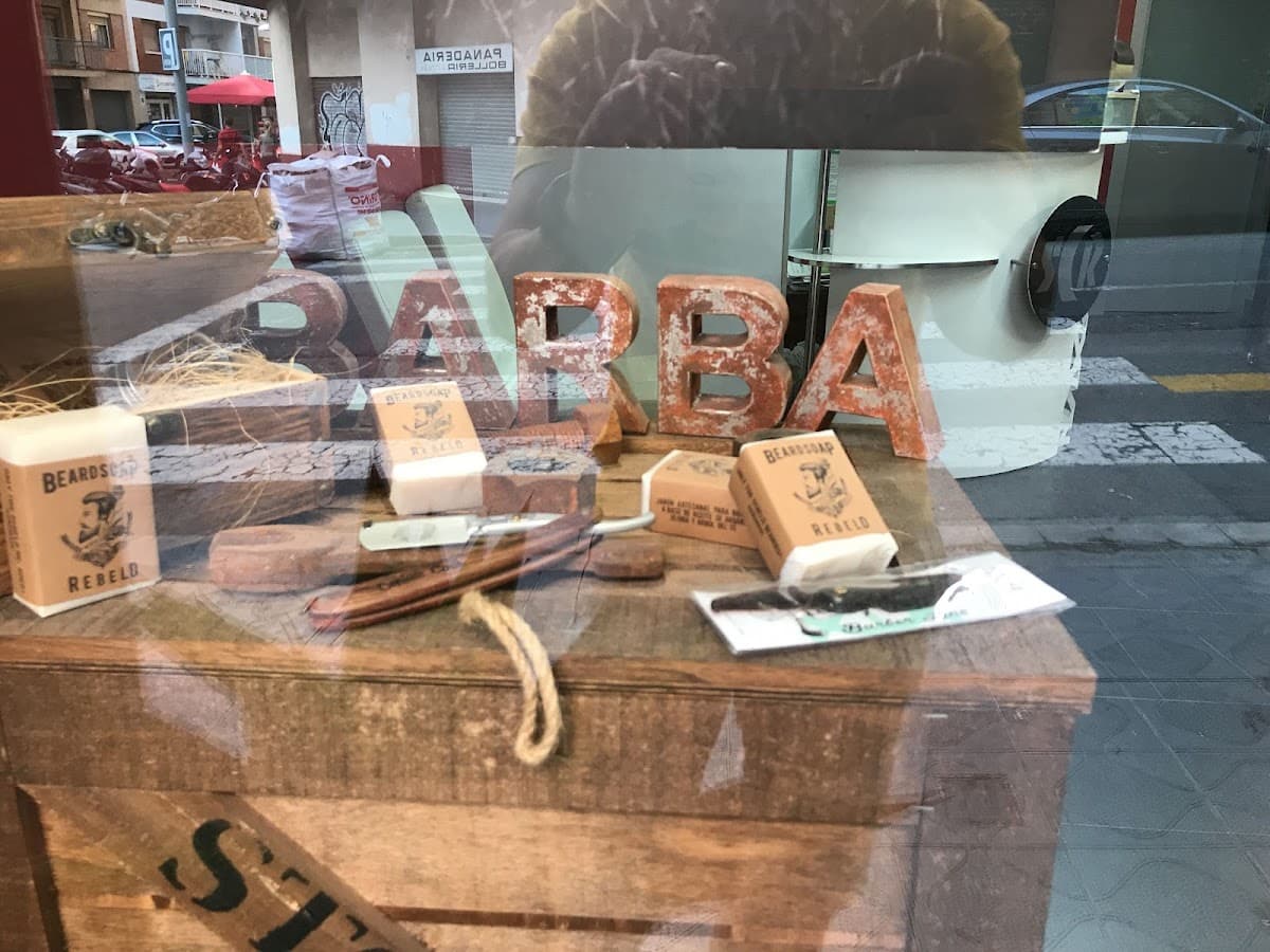 Composición de herramientas y productos de barbería en el escaparate de SCR Barber