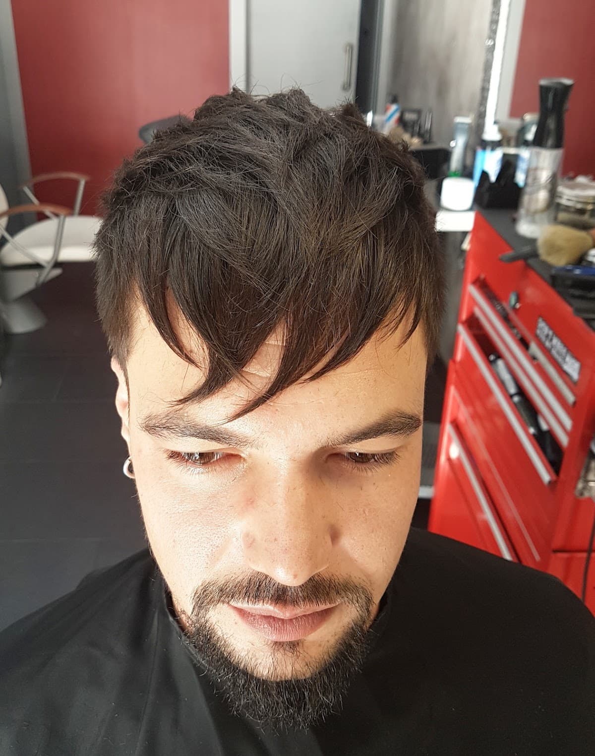 Detalle de flequillo texturizado tras un corte de precisión en SCR Barber